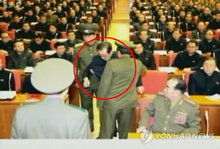 韩媒：朝鲜公开张成泽当众被带走画面（图）
