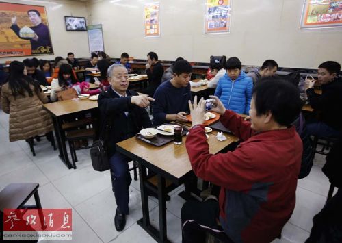 外媒：中国民众从大江南北赶到北京吃包子