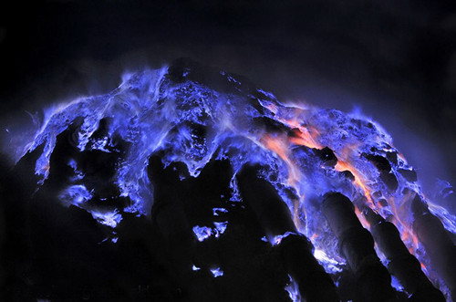 火山喷出梦幻蓝色火焰 居民冒险拾硫磺赚钱(图