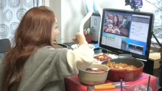 韩国美女视频直播吃饭 每天吃3小时月入9千美
