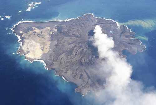 日本新岛喷发将满100天 面积达原来3.5倍(图)