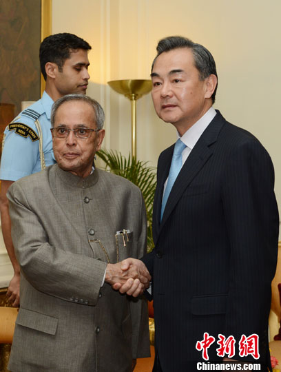 印度总统慕克吉会见习近平特使王毅