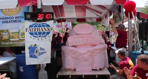 全球最大冰激凌蛋糕打破吉尼斯世界纪录(图)
