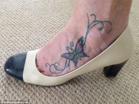 女子因脚上有蝴蝶纹身遭解雇 欲告公司歧视(图)
