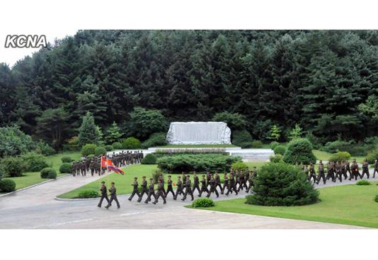 朝鲜军人参观战争史迹 重温金日成革命业绩(图)