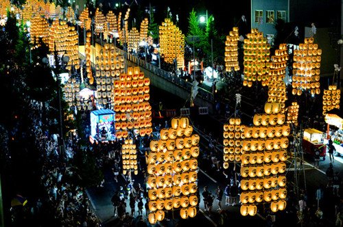 日本举行“竿灯节” 男子用额头等托起竿灯(图)