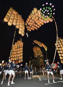日本举行“竿灯节” 男子用额头等托起竿灯(图)