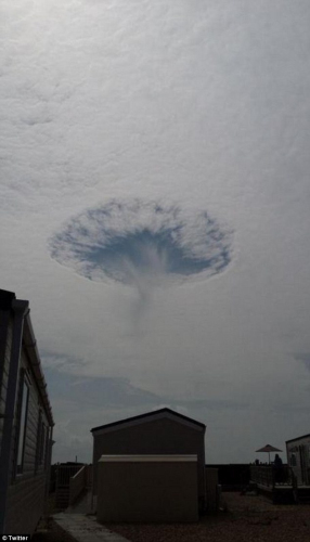 英国天空现巨大“云洞”奇观 或因飞机穿越(图)