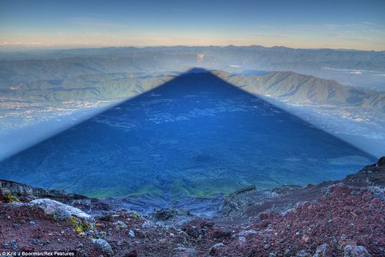 日出震撼照：富士山投下24公里长巨大阴影(图)