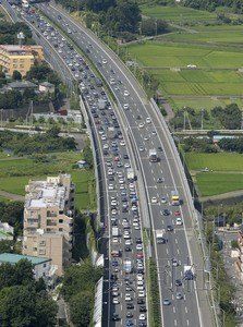 日本迎来盂兰盆节返乡高峰 高速路拥堵逾40公里