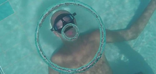 法国潜水员水下模仿海豚吐出巨大气泡圈(图)