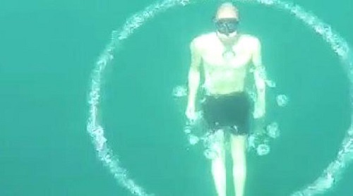 法国潜水员水下模仿海豚吐出巨大气泡圈(图)