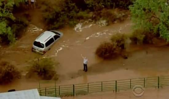 美亚利桑那州暴发洪灾道路封锁多人被困（图）