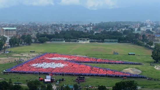 尼泊尔3.5万人持鲜花纸张 摆出世界最大国旗(图)