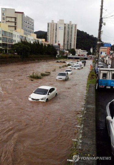 韩国南部遭遇特大暴雨袭击5人遇难5人失踪（图）