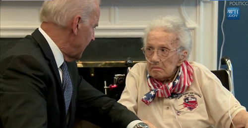 拜登会见108岁退伍女兵 与奥巴马“争宠”(图)