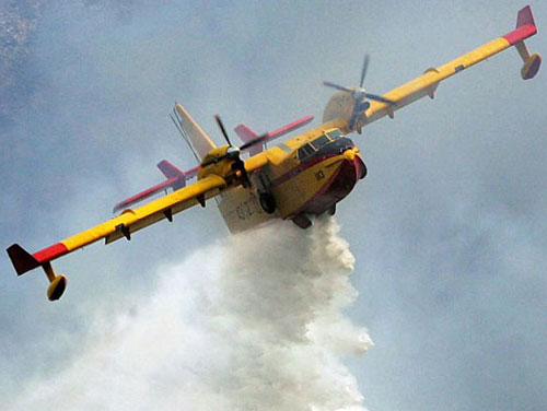 冰桶挑战：飞机淋下1500升水 比利时男子被砸伤