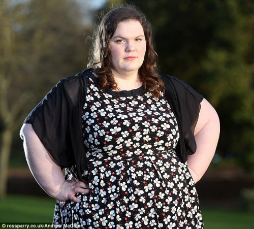 英国姑娘因肥胖失业 为减重连做两次胃部手术 