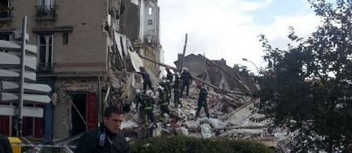 法国一座大楼发生爆炸55岁老人进入废墟救人