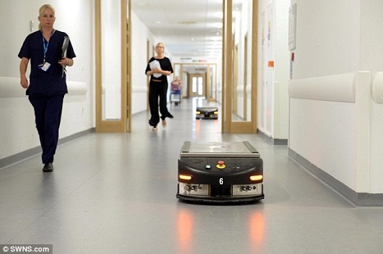 英国医院引进送餐机器人可自动为上千病人送餐