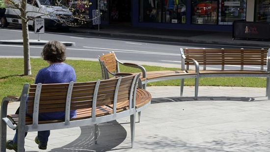 澳洲小市花3万澳元装“天价长凳” 称系街道艺术