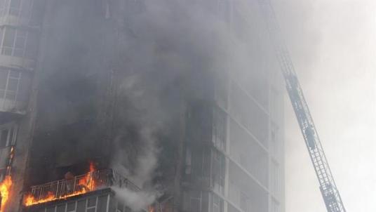 俄罗斯一高层居民楼发生大火百余人紧急疏散