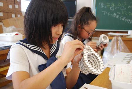 日本小学生用纸板做“迷你厕所” 体验现代美术