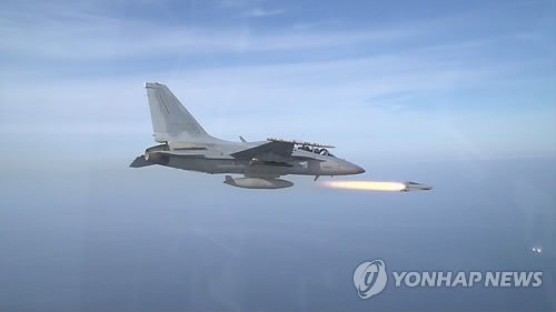 韩战机在半岛东部海域进行实弹射击训练