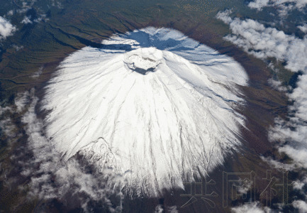 日本富士山首次披上“银装” 较往年晚16天(图)