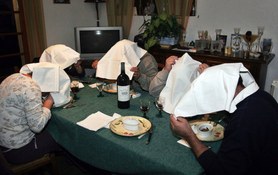 法国人偷摸享用美味 吃禁猎小鸟时用餐巾盖住脸