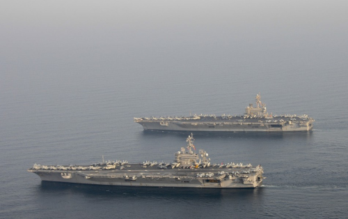 美军两艘航母齐聚波斯湾意在打击IS组织（图）