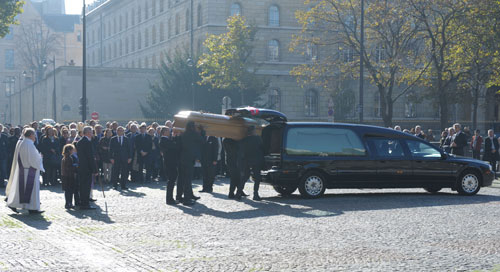 法国道达尔集团前总裁马哲睿出殡 奥朗德出席葬礼 