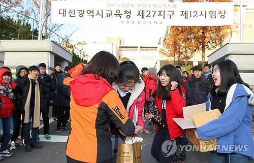 韩国64万学生参加高考 英语听力时禁止飞机起降 