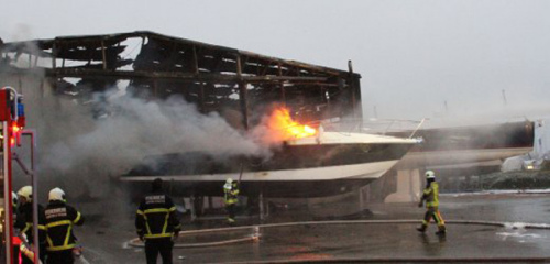 德船坞起火40艘豪华游艇被焚 损失超千万欧元(图)