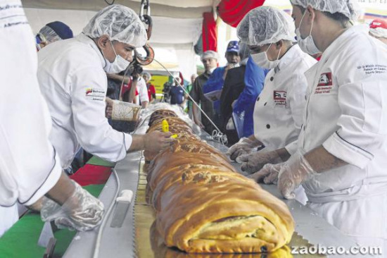 委内瑞拉厨师制“巨无霸”面包 冀破世界纪录(图)
