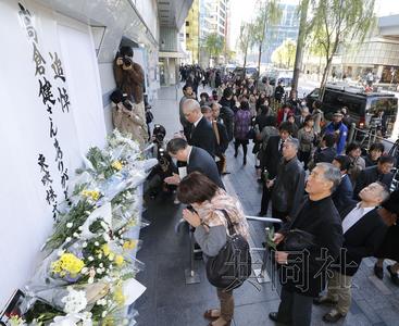 日本4200人吊唁高仓健 电影外拍地挂黄手帕悼念 