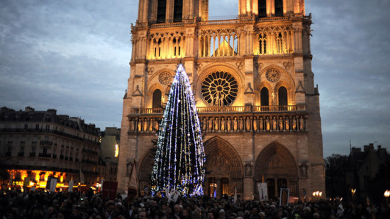 巴黎圣母院缺钱买圣诞树巧“化缘” 俄使馆捐钱 