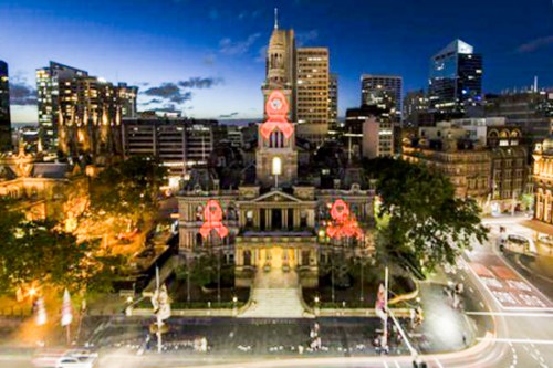 悉尼市政厅“佩戴”巨型红丝带 迎世界艾滋病日 