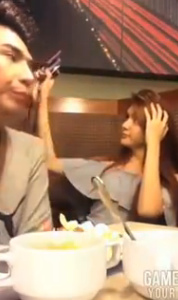 泰国女子吃饭时手机自拍不停 被男友打头(图)