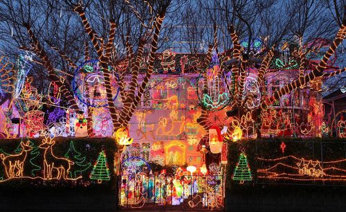 英最大家庭圣诞装饰：20万盏彩灯同时点亮(图)