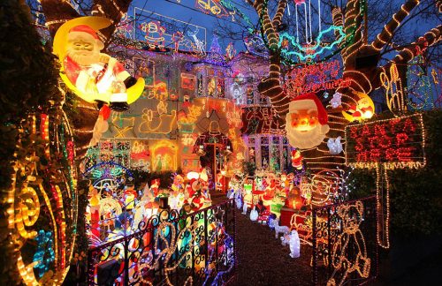 英最大家庭圣诞装饰：20万盏彩灯同时点亮(图)