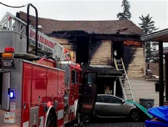 美国康州一住宅楼失火遭烧毁4人死亡4人失踪