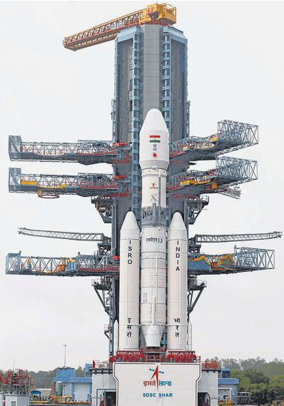 印度成功试射大载重量火箭 运载无人太空舱升空 
