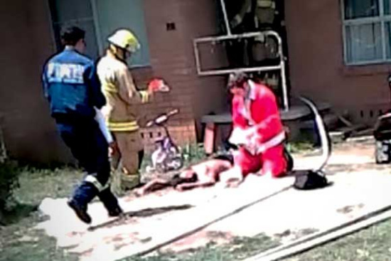 澳消防员扮“圣诞老人”发糖果遇火灾奋勇救人