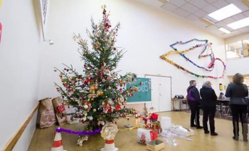 芬兰民众共同打造悬挂上万件饰品最炫圣诞树