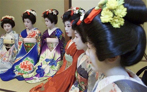 日本艺妓向警方学习自卫术 以防外国游客骚扰
