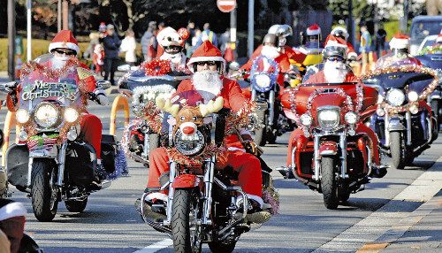 日本圣诞老人骑车游行 呼吁保护儿童权益(图)