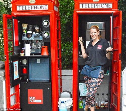 英标志性红色电话亭逐渐废弃 改造成咖啡屋(图)