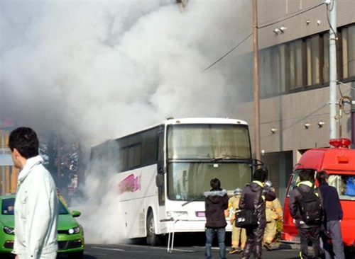 日本东京一辆大巴突然起火 载有46名高中生(图)