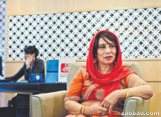 中国侨网一身贵气的孟加拉妇女努斯拉特在吉隆坡一家私人医院等待复诊，她在那里做了心脏绕道手术。（法新社）